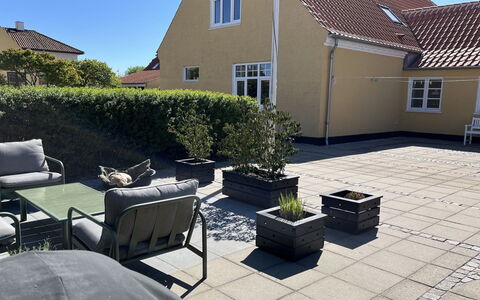 Helemine - 900M from the Sea: Estate, Skygge, Indkørsel, Stuehus