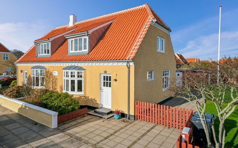 Helemine - 900M from the Sea: Estate, Skygge, Indkørsel, Stuehus