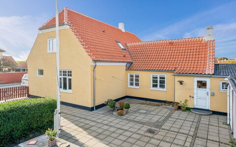 Helemine - 900M from the Sea: Estate, Skygge, Indkørsel, Stuehus