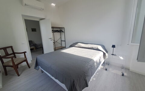 Central Design Flat With Parking, Bogliasco: Møbel, Seng, Etage, Soveværelse, Gulvbelægning, Indretning, Sengetøj, Sengetøj, Træ, Værelse