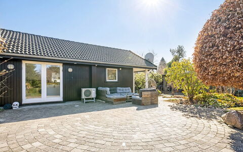Hughe - 1.3Km from the Sea: Daytime, Bygning, Byområde, Hovedstadsområde, City, Lejlighed, Kvarter, Metropolis, Skyscraper