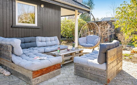 Hughe - 1.3Km from the Sea: Træ, Møbel, Lejlighed, Værelse, Loft, Bejdse, Stol, Hårdttræ, Klarlak, Tømmer
