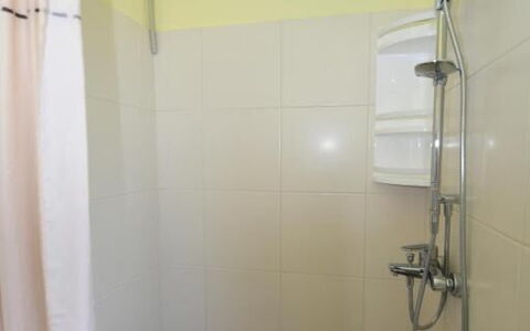 Appartamento Central Sea View Opatija: Badeværelse, Væg, Sanitærarmatur, Brusehoved, Gulvbelægning, Bruser, Etage, Indretning, Vvs, Toilet