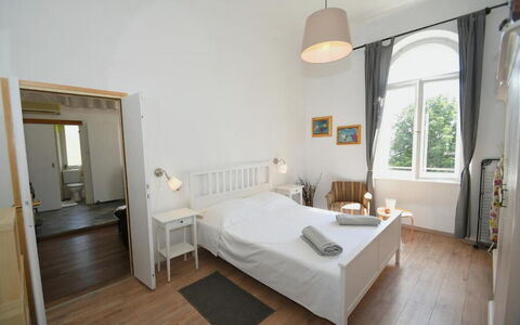 Appartamento Central Sea View Opatija: Møbel, Indretning, Seng, Soveværelse, Gulvbelægning, Etage, Træ, Sengetøj, Sengetøj, Værelse