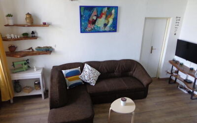 Appartamento Central Sea View Opatija: Møbel, Indretning, Couch, Gulvbelægning, Etage, Træ, Stue, Værelse, Trægulve, Belysning