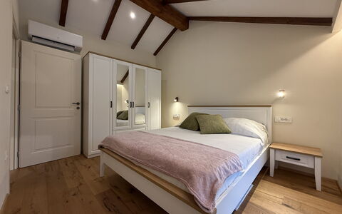 Casa Rossa Ac, Wifi, Prodol - Croazia: Seng, Møbel, Indretning, Soveværelse, Væg, Gulvbelægning, Etage, Træ, Loft, Sengetøj