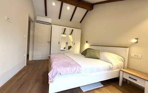 Casa Rossa Ac, Wifi, Prodol - Croazia: Møbel, Seng, Indretning, Soveværelse, Gulvbelægning, Etage, Træ, Loft, Sengetøj, Værelse