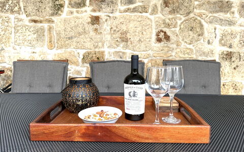 Casa Rossa Ac, Wifi, Prodol - Croazia: Flaske, Bordservice, Bord, Drinkware, Serveware, Møbel, Vin, Glasservice