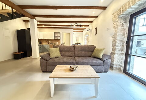 Casa Rossa Ac, Wifi, Prodol - Croazia: Møbel, Indretning, Gulvbelægning, Couch, Etage, Træ, Værelse, Bord, Stue, Loft