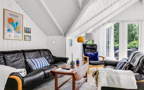 Mila - 30Km from the Sea: Træ, Indretning, Møbel, Hjem, Stue, Loft, Couch, Gulvbelægning, Etage, Lejlighed