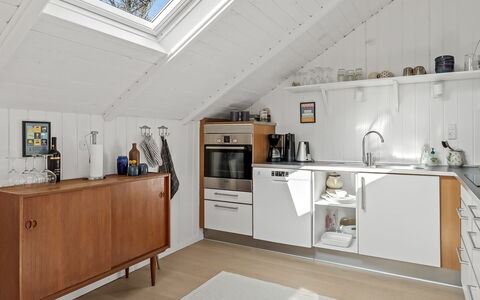 Mila - 30Km from the Sea: Gulvbelægning, Køkken, Større Bandage, Træ, Indretning, Køkken Apparat, Møbel, Cabinetry, Etage, Countertop