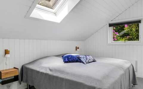Mila - 30Km from the Sea: Træ, Loft, Soveværelse, Indretning, Gulvbelægning, Etage, Sengetøj, Sengetøj, Sengetøj, Seng