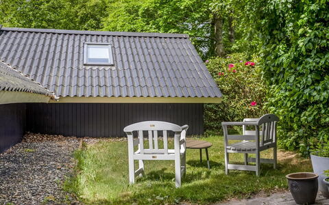Mila - 30Km from the Sea: Træ, Tag, Busk, Hjem, Have, Sommerhus, Bunddække, Skygge, Sidespor, Backyard