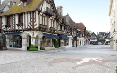 Deauville-Trouville 630: Bygning, Vindue, Stad, Vejbelægning, City, Facade, Kvarter, Arkitektur, Boligområde, Hus