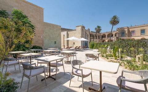Palazzo Corte Dei Granai: Gårdsplads, Hacienda, Estate, Landscaping, Have, Skygge, Stol, Gård, Hotel