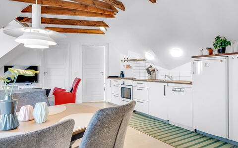 Evamaria - 150M to the Fjord: Møbel, Indretning, Gulvbelægning, Etage, Træ, Loft, Lysarmatur, Stol, Køkken, Værelse