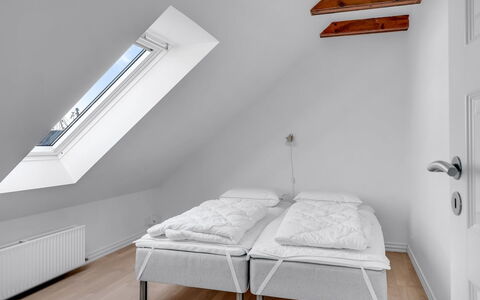 Evamaria - 150M to the Fjord: Indretning, Etage, Loft, Soveværelse, Seng, Attic, Sengetøj, Bed Frame, Sengetøj, Dagslys