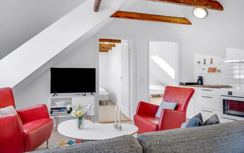 Evamaria - 150M to the Fjord: Møbel, Indretning, Gulvbelægning, Loft, Etage, Couch, Værelse, Stue, Belysning, Bord