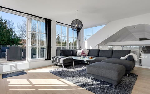 Judit - 10M from the Sea: Indretning, Gulvbelægning, Møbel, Loft, Couch, Lejlighed, Etage, Hjem, Stue, Arkitektur