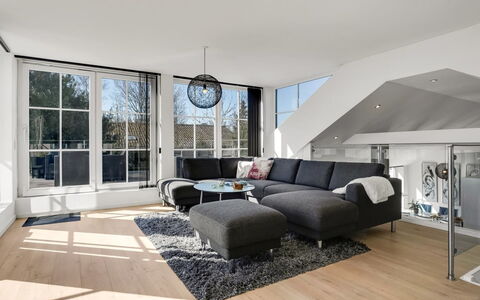 Judit - 10M from the Sea: Møbel, Indretning, Couch, Gulvbelægning, Væg, Etage, Stue, Loft, Træ, Lejlighed
