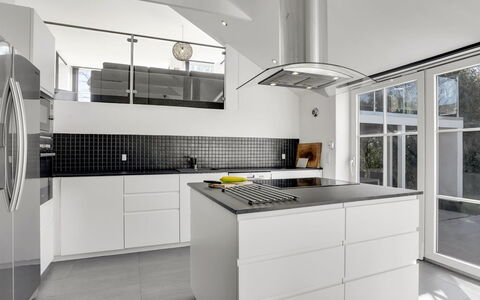 Judit - 10M from the Sea: Køkken, Køkken Apparat, Countertop, Indretning, Cabinetry, Gulvbelægning, Større Bandage, Komfur, Loft, Etage