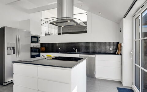 Judit - 10M from the Sea: Køkken, Countertop, Køkken Apparat, Indretning, Gulvbelægning, Cabinetry, Loft, Større Bandage, Etage, Lysarmatur