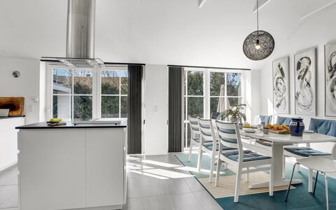 Judit - 10M from the Sea: Møbel, Indretning, Gulvbelægning, Etage, Stol, Træ, Køkken & Spisebord, Bord, Loft, Spisestue