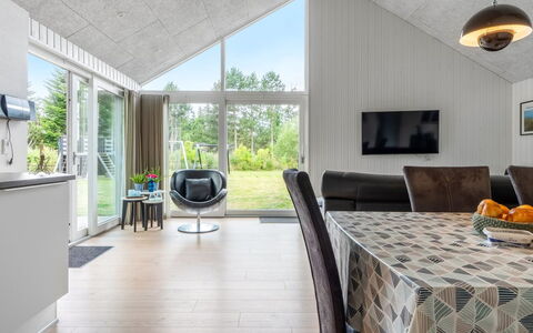 Sunna - 1.2Km from the Sea: Træ, Loft, Gulvbelægning, Hjem, Indretning, Køkken & Spisebord, Stue, Stol, Couch