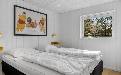 Sunna - 1.2Km from the Sea: Soveværelse, Sengetøj, Fryser, Sengetøj, Bed Frame, Seng, Sne, Vinter, Planke