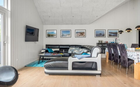 Sunna - 1.2Km from the Sea: Indretning, Couch, Træ, Gulvbelægning, Loft, Stue, Etage, Møbel, Belysning