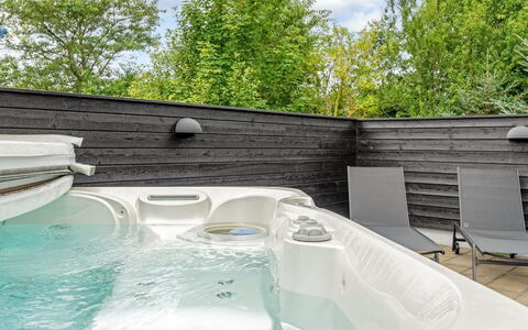 Sunna - 1.2Km from the Sea: Kompositmateriale, Udendørs Møbler, Badekar, Svømmepøl, Sanitærarmatur, Jacuzzi, Backyard, Stueplante, Eco Hotel