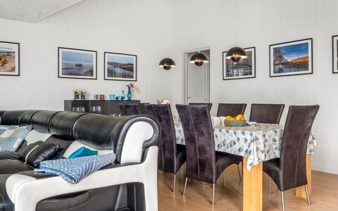 Sunna - 1.2Km from the Sea: Møbel, Indretning, Couch, Gulvbelægning, Loft, Etage, Værelse, Stue, Hjem, Belysning