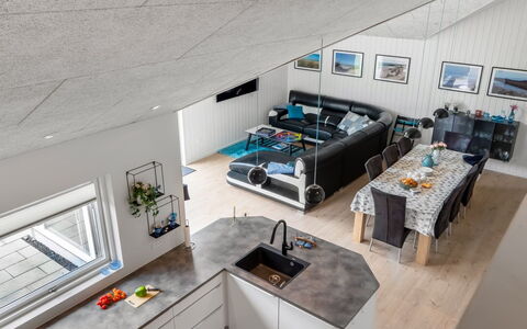 Sunna - 1.2Km from the Sea: Gulvbelægning, Loft, Værelse, Køkken, Countertop, Stol, Hårdttræ, Trægulve, Lysarmatur, Stue