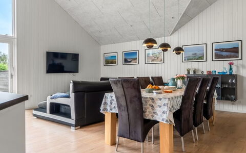 Sunna - 1.2Km from the Sea: Træ, Indretning, Gulvbelægning, Loft, Couch, Møbel, Etage, Stue, Værelse