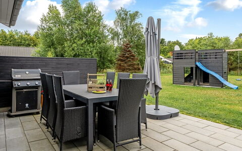 Frederikke - 990M from the Sea: Blå, Busk, Sommerhus, Bunddække, Have, Estate, Skygge, Landscaping, Stuehus, Eco Hotel
