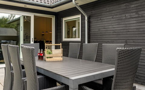 Frederikke - 990M from the Sea: Blå, Busk, Sommerhus, Bunddække, Have, Estate, Skygge, Landscaping, Stuehus, Eco Hotel