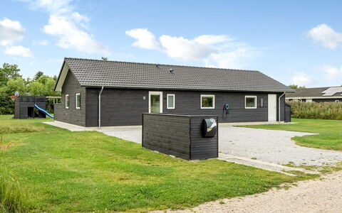 Frederikke - 990M from the Sea: Blå, Busk, Sommerhus, Bunddække, Have, Estate, Skygge, Landscaping, Stuehus, Eco Hotel