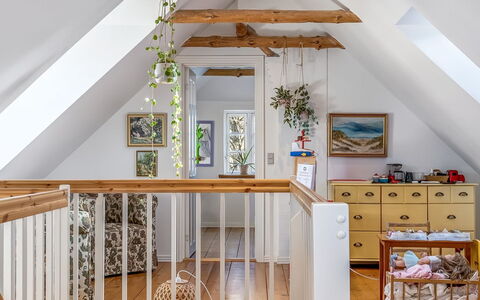 Rami - 250M from the Sea: Træ, Gulvbelægning, Bejdse, Cabinetry, Countertop, Køkken, Sanitærarmatur, Hårdttræ, Naturmateriale, Håndvask