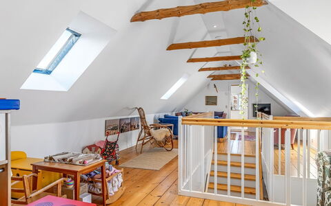Rami - 250M from the Sea: Træ, Gulvbelægning, Bejdse, Cabinetry, Countertop, Køkken, Sanitærarmatur, Hårdttræ, Naturmateriale, Håndvask