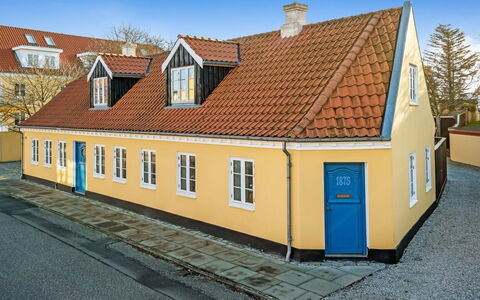 Rami - 250M from the Sea: Træ, Gulvbelægning, Bejdse, Cabinetry, Countertop, Køkken, Sanitærarmatur, Hårdttræ, Naturmateriale, Håndvask