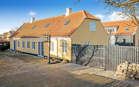 Rami - 250M from the Sea: Træ, Gulvbelægning, Bejdse, Cabinetry, Countertop, Køkken, Sanitærarmatur, Hårdttræ, Naturmateriale, Håndvask
