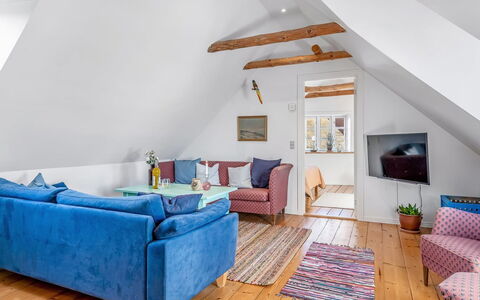 Rami - 250M from the Sea: Møbel, Indretning, Gulvbelægning, Træ, Couch, Loft, Værelse, Etage, Stue, Bord