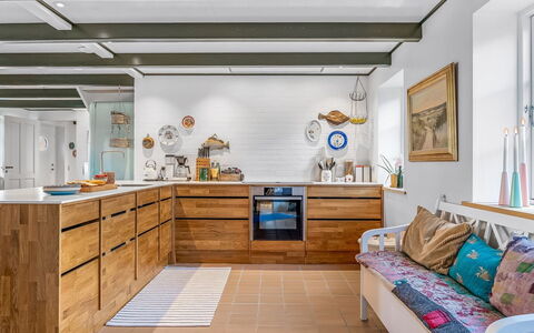 Rami - 250M from the Sea: Møbel, Gulvbelægning, Køkken, Træ, Større Bandage, Countertop, Cabinetry, Indretning, Trægulve, Etage