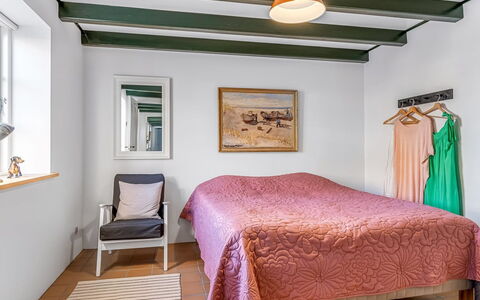 Rami - 250M from the Sea: Møbel, Indretning, Seng, Soveværelse, Væg, Gulvbelægning, Etage, Loft, Træ, Sengetøj