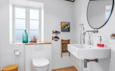 Rami - 250M from the Sea: Badeværelse, Sanitærarmatur, Toiletbræt, Toilet, Indretning, Gulvbelægning, Håndvask, Etage, Tap, Vvs