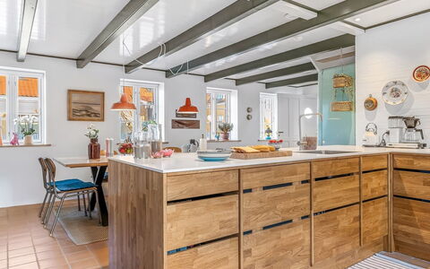 Rami - 250M from the Sea: Møbel, Træ, Gulvbelægning, Køkken, Countertop, Indretning, Cabinetry, Loft, Etage, Trægulve