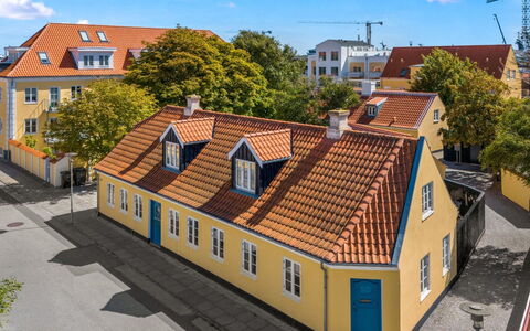 Rami - 250M from the Sea: Bygning, Vindue, Hus, Facade, Boligområde, Tag, Hjem, Kvarter, Stad, Menneskelig Bosættelse