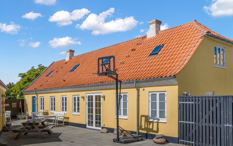 Rami - 250M from the Sea: Estate, Skygge, Indkørsel, Stuehus