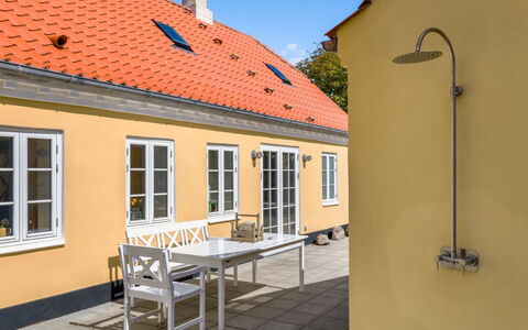 Rami - 250M from the Sea: Estate, Skygge, Indkørsel, Stuehus