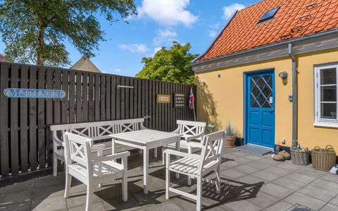 Rami - 250M from the Sea: Estate, Skygge, Indkørsel, Stuehus